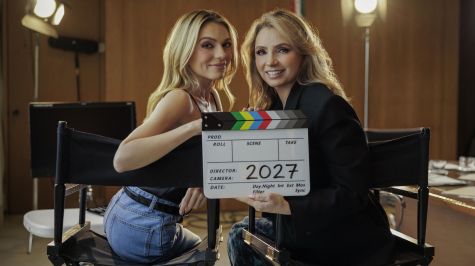 Fotografía cedida por Netflix donde se observa a la exprimera dama mexicana Angélica Rivera (d), durante la presidencia de Enrique Peña Nieto (2012-2018), quien anunció este lunes en sus redes sociales que arrancó la producción junto a su hija, la actriz Sofía Castro (i), de una serie autobiográfica que llegará en 2027 a la plataforma de Netflix. EFE/ Netflix / Fotografía cedida por Netflix donde se observa a la exprimera dama mexicana Angélica Rivera (d), durante la presidencia de Enrique Peña Nieto (2012-2018), quien anunció este lunes en sus redes sociales que arrancó la producción junto a su hija, la actriz Sofía Castro (i), de una serie autobiográfica que llegará en 2027 a la plataforma de Netflix. EFE/ Netflix /