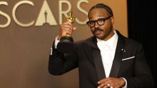 Imagen de archivo de Ryan Coogler con el Óscar a mejor guion por 'Sinners'. EFE/EPA/JILL CONNELLY