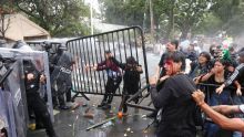 Policías estatales utilizaron chorros de agua a presión y gases lacrimógenos para dispersar a los participantes. (Cuartoscuro)