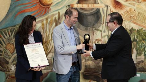 El escritor y periodista mexicano Juan Villoro (c) recibe el reconocimiento Carlos Fuentes, de manos de la secretaria de Cultura, Claudia Curiel (i) y del rector de la Universidad Nacional Autónoma de México (UNAM), Leonardo Lomelí, durante un acto este miércoles, en el Palacio de Bellas Artes de la Ciudad de México (México). EFE/ José Méndez El escritor y periodista mexicano Juan Villoro (c) recibe el reconocimiento Carlos Fuentes, de manos de la secretaria de Cultura, Claudia Curiel (i) y del rector de la Universidad Nacional Autónoma de México (UNAM), Leonardo Lomelí, durante un acto este miércoles, en el Palacio de Bellas Artes de la Ciudad de México (México). EFE/ José Méndez