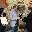 El escritor y periodista mexicano Juan Villoro (c) recibe el reconocimiento Carlos Fuentes, de manos de la secretaria de Cultura, Claudia Curiel (i) y del rector de la Universidad Nacional Autónoma de México (UNAM), Leonardo Lomelí, durante un acto este miércoles, en el Palacio de Bellas Artes de la Ciudad de México (México). EFE/ José Méndez
