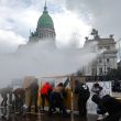 Manifestantes e integrantes de la Policía se enfrentan durante una manifestación contra el Gobierno del presidente de Argentina, Javier Milei (Foto EFE) Manifestantes e integrantes de la Policía se enfrentan durante una manifestación contra el Gobierno del presidente de Argentina, Javier Milei (Foto EFE)