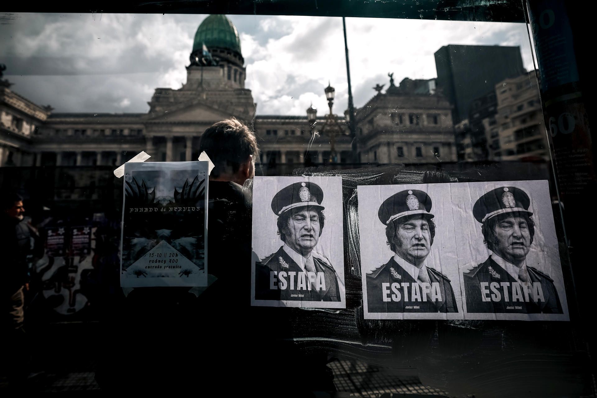 Manifestantes e integrantes de la Policía se enfrentan durante una manifestación contra el Gobierno del presidente de Argentina, Javier Milei