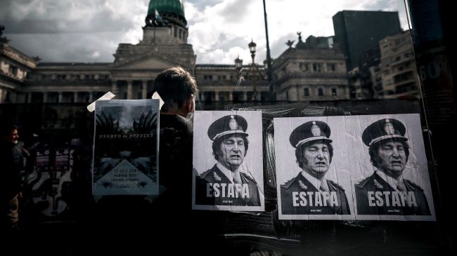 Manifestantes e integrantes de la Policía se enfrentan durante una manifestación contra el Gobierno del presidente de Argentina, Javier Milei