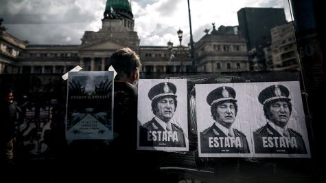 Manifestantes e integrantes de la Policía se enfrentan durante una manifestación contra el Gobierno del presidente de Argentina, Javier Milei