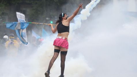 Manifestantes e integrantes de la Policía se enfrentan durante una manifestación contra el Gobierno del presidente de Argentina, Javier Milei