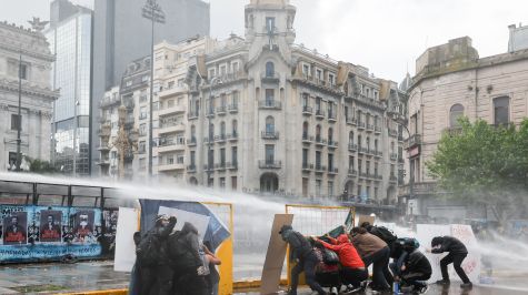 Manifestantes e integrantes de la Policía se enfrentan durante una manifestación contra el Gobierno del presidente de Argentina, Javier Milei