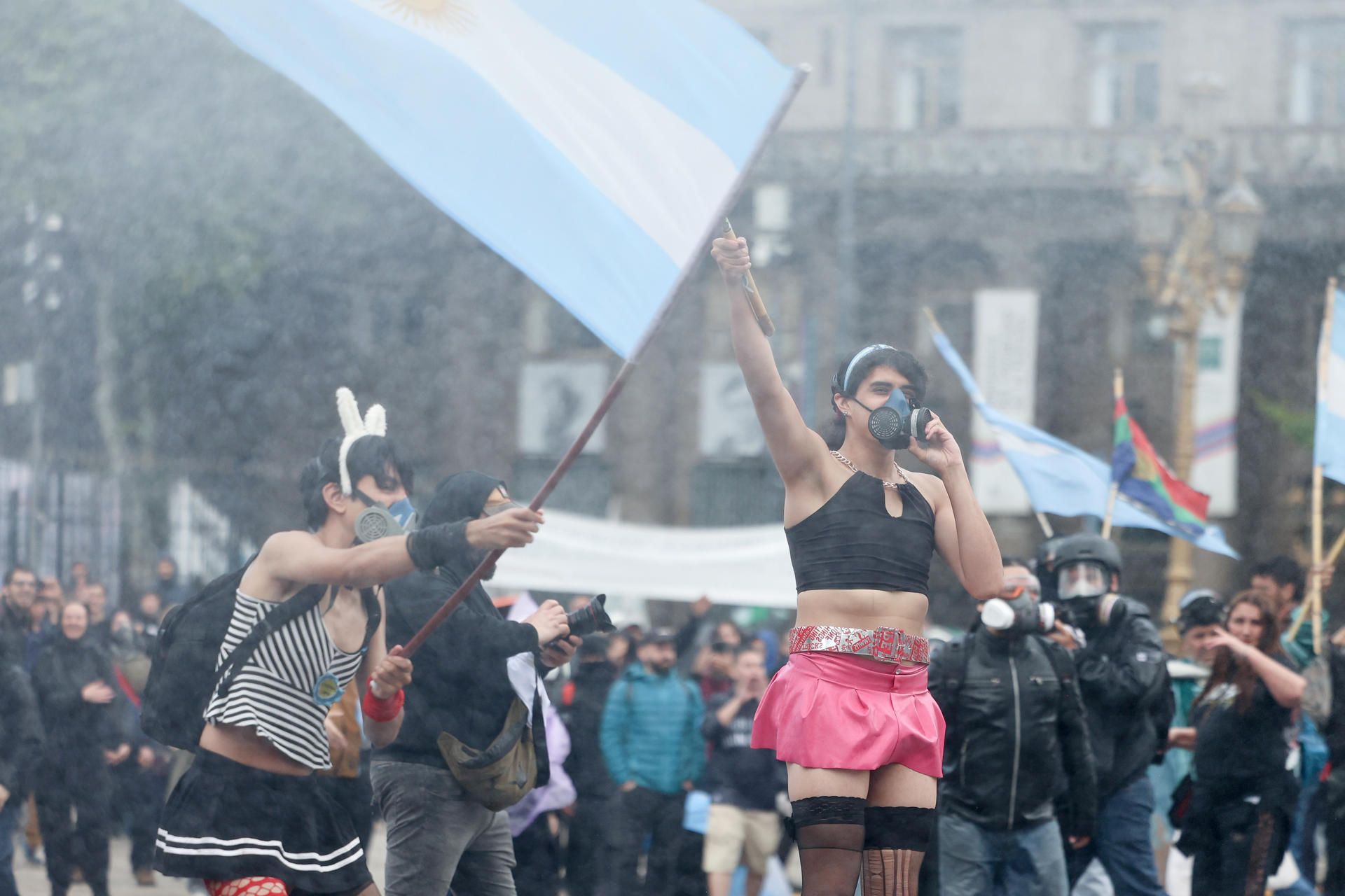 Manifestantes e integrantes de la Policía se enfrentan durante una manifestación contra el Gobierno del presidente de Argentina, Javier Milei