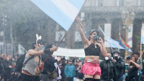 Manifestantes e integrantes de la Policía se enfrentan durante una manifestación contra el Gobierno del presidente de Argentina, Javier Milei