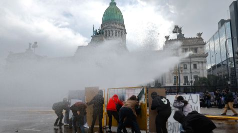 Manifestantes e integrantes de la Policía se enfrentan durante una manifestación contra el Gobierno del presidente de Argentina, Javier Milei