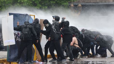 Manifestantes e integrantes de la Policía se enfrentan durante una manifestación contra el Gobierno del presidente de Argentina, Javier Milei