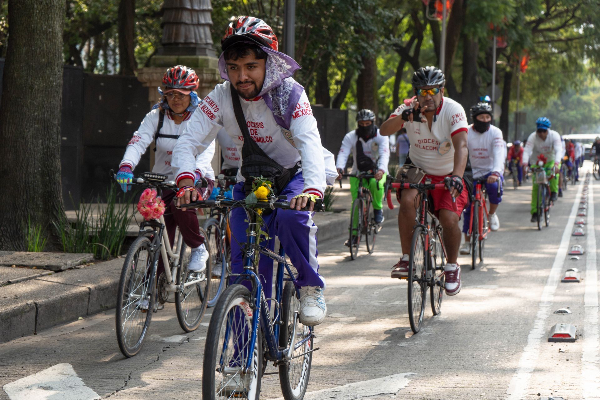 Paseo de la Reforma comenzó a recibir adornos alusivos al Día de Muertos, previo a las celebraciones de la temporada. (Foto: Camila Ayala Benabib / Cuartoscuro)