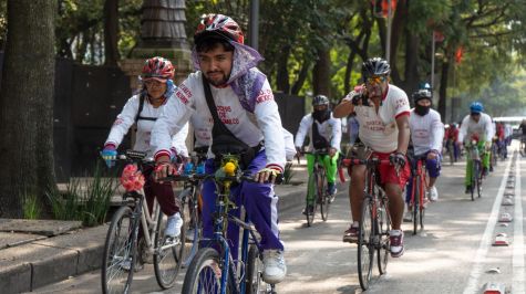 Paseo de la Reforma comenzó a recibir adornos alusivos al Día de Muertos, previo a las celebraciones de la temporada. (Foto: Camila Ayala Benabib / Cuartoscuro)