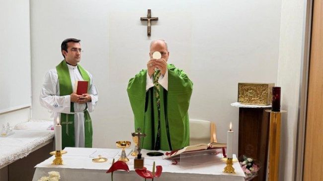 El Papa León XIV celebra la misa en el hospital Gemelli. (Vatican Media)