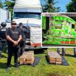 Los 170 paquetes de aparente cocaína estaban distribuidos en partes iguales, con 85 paquetes en cada tanque de combustible.