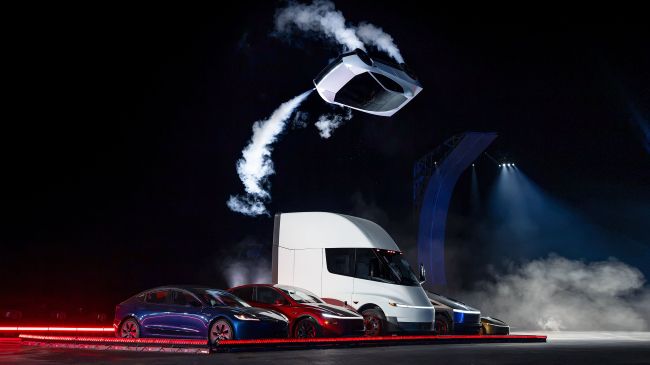 Fotografía cedida por Tesla donde aparece el prototipo de la nueva generación de su deportivo eléctrico Roadster sobrevolando invertido sobre varios autos este jueves en las instalaciones de pruebas de cohetes de SpaceX en McGregor, Texas. (EFE)