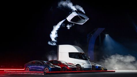 Fotografía cedida por Tesla donde aparece el prototipo de la nueva generación de su deportivo eléctrico Roadster sobrevolando invertido sobre varios autos este jueves en las instalaciones de pruebas de cohetes de SpaceX en McGregor, Texas. (EFE)