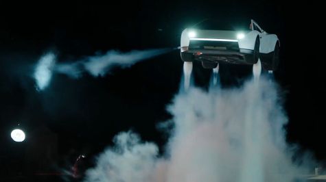 Fotografía cedida por Tesla donde aparece el prototipo de la nueva generación de su deportivo eléctrico Roadster sobrevolando invertido sobre varios autos este jueves en las instalaciones de pruebas de cohetes de SpaceX en McGregor, Texas. (EFE)