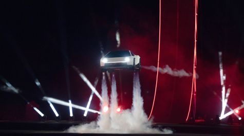 Fotografía cedida por Tesla donde aparece el prototipo de la nueva generación de su deportivo eléctrico Roadster sobrevolando invertido sobre varios autos este jueves en las instalaciones de pruebas de cohetes de SpaceX en McGregor, Texas. (EFE)