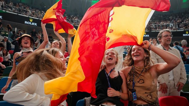 Aficionados españoles celebran una inédita final. (Foto: EFE) Aficionados españoles celebran una inédita final. (Foto: EFE)
