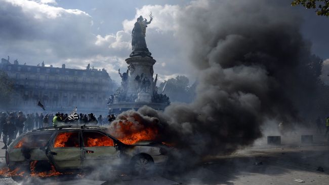 Un automóvil arde en la plaza de la República mientras estallan enfrentamientos entre manifestantes y la policía durante una protesta contra el aumento del coste de la vida y los recortes en los servicios públicos en París, Francia. (EFE) Un automóvil arde en la plaza de la República mientras estallan enfrentamientos entre manifestantes y la policía durante una protesta contra el aumento del coste de la vida y los recortes en los servicios públicos en París, Francia. (EFE)