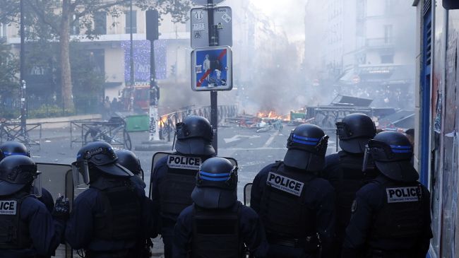 La policía francesa acordonó una calle mientras se enfrentaba a manifestantes durante una protesta contra el aumento del coste de la vida y los recortes en los servicios públicos en París, Francia. (EFE) La policía francesa acordonó una calle mientras se enfrentaba a manifestantes durante una protesta contra el aumento del coste de la vida y los recortes en los servicios públicos en París, Francia. (EFE)