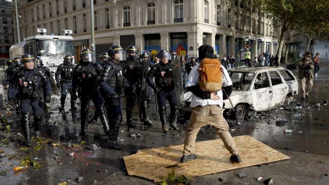 La policía francesa acordonó una calle mientras se enfrentaba a manifestantes durante una protesta contra el aumento del coste de la vida y los recortes en los servicios públicos en París, Francia. (EFE) La policía francesa acordonó una calle mientras se enfrentaba a manifestantes durante una protesta contra el aumento del coste de la vida y los recortes en los servicios públicos en París, Francia. (EFE)