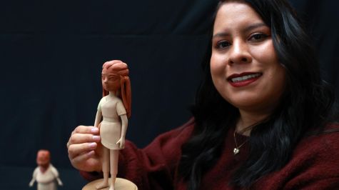 La directora mexicana Nayelli Ojeda posa durante una entrevista con EFE este viernes, en la Ciudad de México (México). EFE/ Mario Guzmán