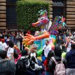  Personas observan un alebrije durante un desfile este sábado en Ciudad de México (México). Dragones multicolores, serpientes aladas y criaturas que mezclan cuerpos, garras y cuernos de distintos animales transformaron este sábado las calles de Ciudad de México en un escenario de fantasía durante el tradicional Desfile de Alebrijes Monumentales, que celebra la imaginación y el arte popular mexicano. EFE/ Sáshenka Gutiérrez