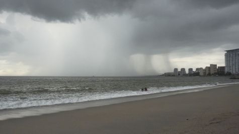 Las lluvias podrían provocar deslaves, desbordamientos e inundaciones en zonas bajas. (EFE)