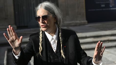 La cantante estadounidense Patti Smith llega este domingo a la ciudad española de Oviedo, donde el viernes próximo recogerá el Premio Princesa de Asturias de las Artes 2026. EFE/ Eloy Alonso