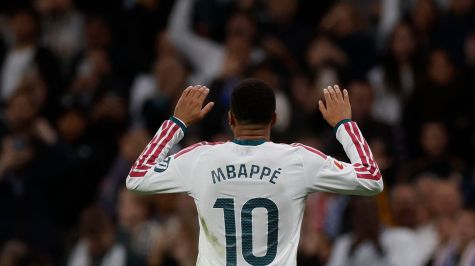 Kylian Mbappé recibe el 'Onze de Oro'. EFE