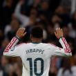Kylian Mbappé recibe el 'Onze de Oro'. EFE
