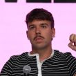 El cantante español Quevedo reacciona durante el primer día de la Semana Billboard de la Música Latina, en el Teatro Faena en Miami Beach, Florida (Estados Unidos). EFE/Alberto Boal El cantante español Quevedo reacciona durante el primer día de la Semana Billboard de la Música Latina, en el Teatro Faena en Miami Beach, Florida (Estados Unidos). EFE/Alberto Boal