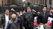 Trabajadores del Instituto Mexicano del Seguro Social (IMSS), representantes de las 37 secciones sindicales del país, se dieron cita frente a Palacio Nacional (Foto Cuartoscuro)