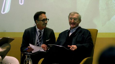 El escritor inglés Julian Barnes, (d) considerado uno de los novelistas más influyentes en lengua inglesa de las últimas décadas y galardonado con el Premio Princesa de Asturias de las Letras 2026, durante un encuentro con estudiantes de Educación Secundaria, este miércoles. EFE/Juan González. El escritor inglés Julian Barnes, (d) considerado uno de los novelistas más influyentes en lengua inglesa de las últimas décadas y galardonado con el Premio Princesa de Asturias de las Letras 2026, durante un encuentro con estudiantes de Educación Secundaria, este miércoles. EFE/Juan González.