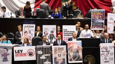 Legisladores del PAN realizaron una protesta contra la denominada “Ley Antimemes”, al señalar que representa una amenaza a la libertad de expresión (Foto Cuartoscuro)