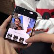 Una persona muestra el iPhone Duo, el primer teléfono inteligente plegable de Apple, este jueves en una tienda en la Quinta Avenida de Nueva York (Estados Unidos). Apple pondrá a la venta este viernes en sus tiendas físicas el iPhone Duo, su primer teléfono inteligente plegable, con unidades "limitadas" y tras agotar en pocos minutos sus reservas por internet, cuyos plazos de entrega se han pospuesto ya hasta enero del próximo año. EFE/Sarah Yáñez-Richards Una persona muestra el iPhone Duo, el primer teléfono inteligente plegable de Apple, este jueves en una tienda en la Quinta Avenida de Nueva York (Estados Unidos). Apple pondrá a la venta este viernes en sus tiendas físicas el iPhone Duo, su primer teléfono inteligente plegable, con unidades "limitadas" y tras agotar en pocos minutos sus reservas por internet, cuyos plazos de entrega se han pospuesto ya hasta enero del próximo año. EFE/Sarah Yáñez-Richards