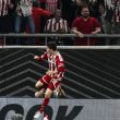 Armando 'Hormiga' González marca el gol del triunfo del Olympiacos. EFE Armando 'Hormiga' González marca el gol del triunfo del Olympiacos. EFE