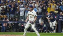 El relevista Trevor Megill festeja el triunfo de los Milwaukee Brewers  en el primer juego de la Serie Mundial (Foto EFE)