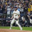 El relevista Trevor Megill festeja el triunfo de los Milwaukee Brewers  en el primer juego de la Serie Mundial (Foto EFE)