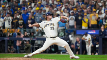 Milwaukee superó una desventaja de cuatro carreras para ganar 5-4; el tercer partido se disputará el lunes, después de la jornada de descanso. (Foto: EFE)