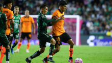 José Alvarado adelantó a los Esmeraldas, pero el uruguayo Federico Viñas marcó el tanto del empate para los Diablos Rojos. (Foto: Mexsport)