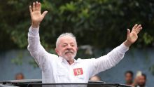 El mandatario progresista, quien busca acceder a un cuarto mandato no consecutivo y cumplirá 81 años el próximo martes, acudió al recinto en guayabera blanca junto a su esposa Rosângela 'Janja' Lula da Silva (Foto: EFE)