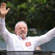 El mandatario progresista, quien busca acceder a un cuarto mandato no consecutivo y cumplirá 81 años el próximo martes, acudió al recinto en guayabera blanca junto a su esposa Rosângela 'Janja' Lula da Silva (Foto: EFE)