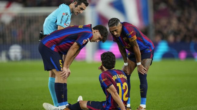 Xavi Espart se lesiona en el Clásico. EFE