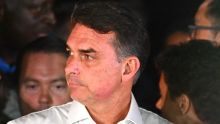Agentes de la Policía Federal entregaron la orden al excandidato cuando salía de la vivienda de su padre, el expresidente Jair Bolsonaro (Foto: EFE)