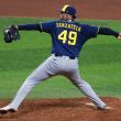 Cerveceros se impone 10-1 y está por barrer la Serie. EFE