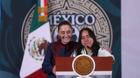 Claudia Sheinbaum felicita a Charlyn Corral tras ser galardonada con el premio Gerd Müller. EFE