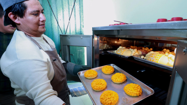 Jonathan Barrera creó la conchasúchil, una versión de la concha tradicional mexicana decorada para evocar la flor emblemática del Día de Muertos. (Foto: EFE/Mario Guzmán) Jonathan Barrera creó la conchasúchil, una versión de la concha tradicional mexicana decorada para evocar la flor emblemática del Día de Muertos. (Foto: EFE/Mario Guzmán)